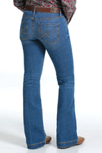 Load image into Gallery viewer, CINCH Women's Slim Fit Lynden Trouser Medium Wash MJ81454089